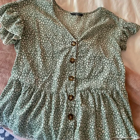 Ditsy Pattern Ruffle Sleeve Top - Picture 2 of 7